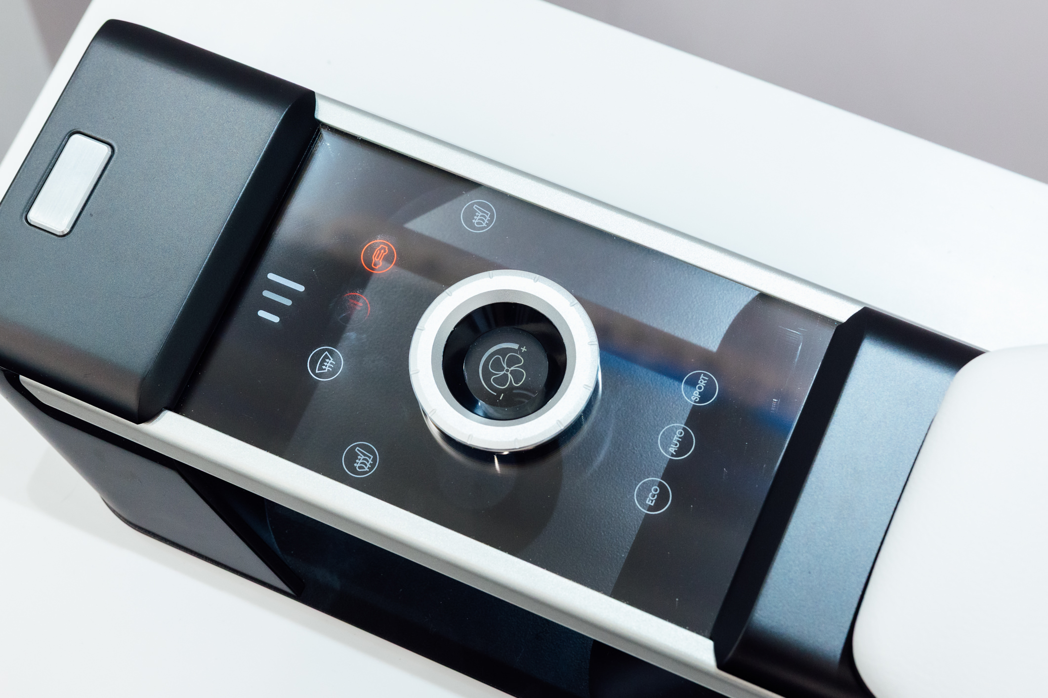 以极简设计打造的CrystalSense Console，为中央扶手区带来创新突破，将功能隐藏于简约的外观中，并采用悬浮式旋钮搭配玻璃面板与主动触觉回馈，仅在操作时才显现功能选单，提供直觉且可自定义的互动体验。